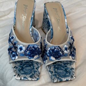 Betsey Johnson Roo Blue Floral Heels Size 6.5